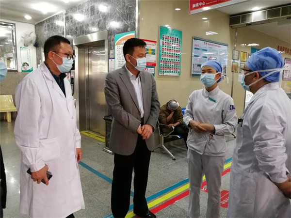 市政协副主席、市卫生健康局局长周津明督查市五邑中医院防控工作落实情况.jpg