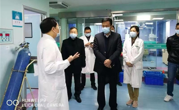 市政协副主席、市卫生健康局局长周津明到市五邑中医院改造的新冠治疗楼督导防控工作.jpg