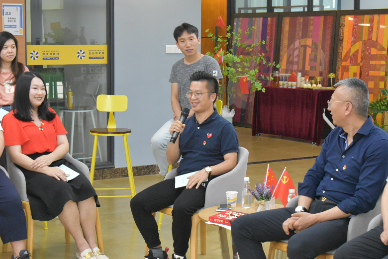 相片4、双创园党员代表爱运动APP项目负责人廖锦华谈观后感和创业分享.JPG