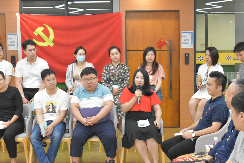 相片5、双创园党员代表美誉建站项目负责人黄惠玲谈观后感和创业分享.JPG