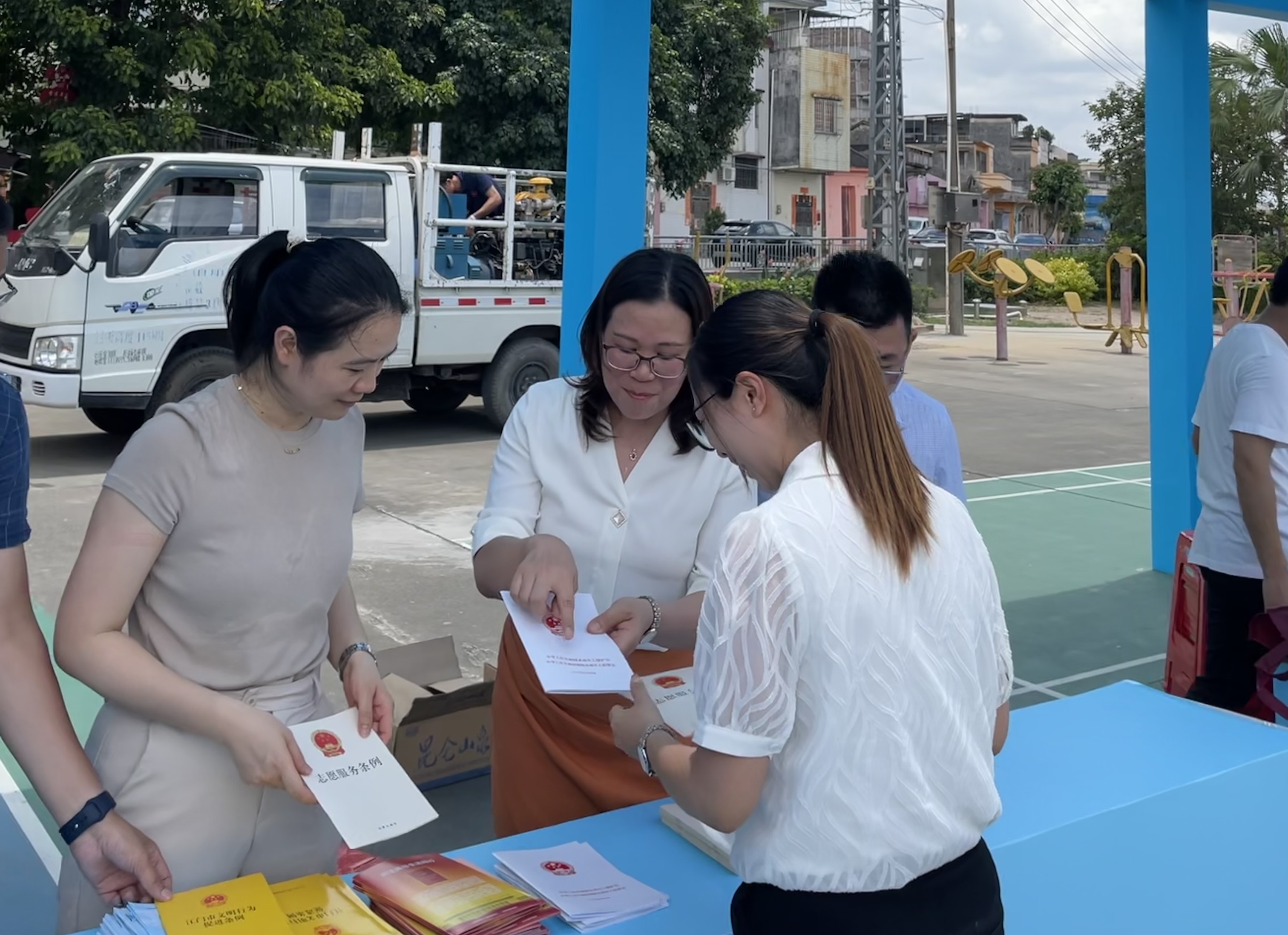 江门市民政局党组成员、副局长林雁冰同志在宣讲活动中为群众讲解《未成年人?；しā穇看图王.jpg