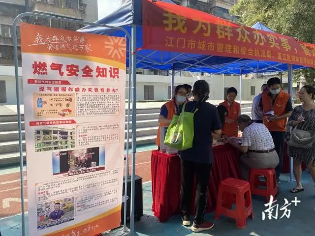 天然气报装政策宣讲进社区。张婧媛 摄 图片