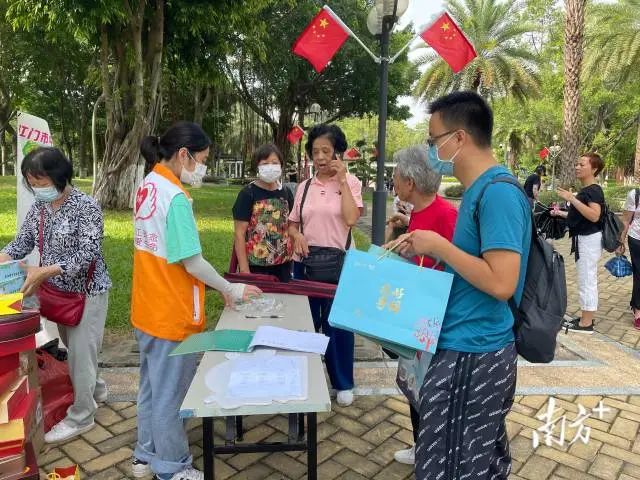 市民拎着月饼盒到东湖公园回收点兑换纸巾。 南方+ 周柳妤 拍摄 图片