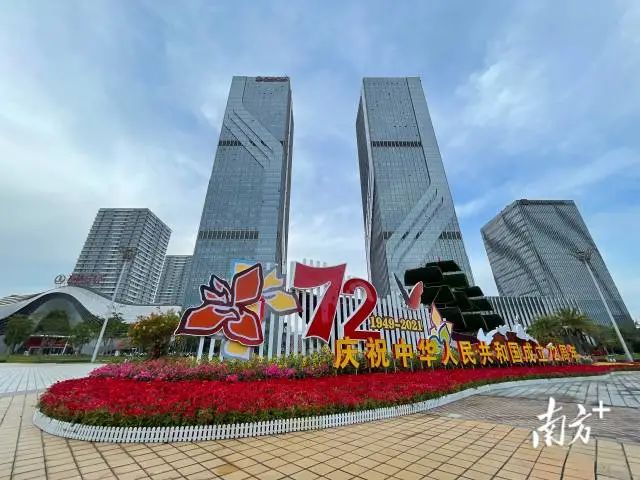 万达广场“盛装”迎国庆,帆船小品《希望》寓意着人们对美好生活心怀感恩、希冀满满。 南方+ 杨兴乐 拍摄 图片