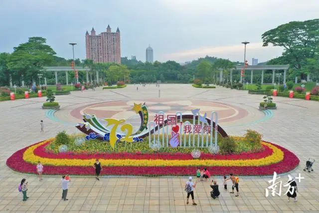 东湖广场大型组景《生机》前,市民拍照留影,向祖国告白。 南方+ 杨兴乐 拍摄 图片