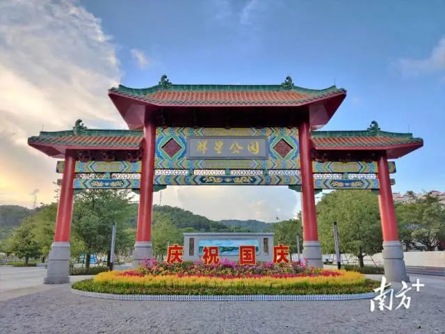 蓝天白云下,组合立体花坛扮靓群星公园。 南方+ 杨兴乐 拍摄 图片
