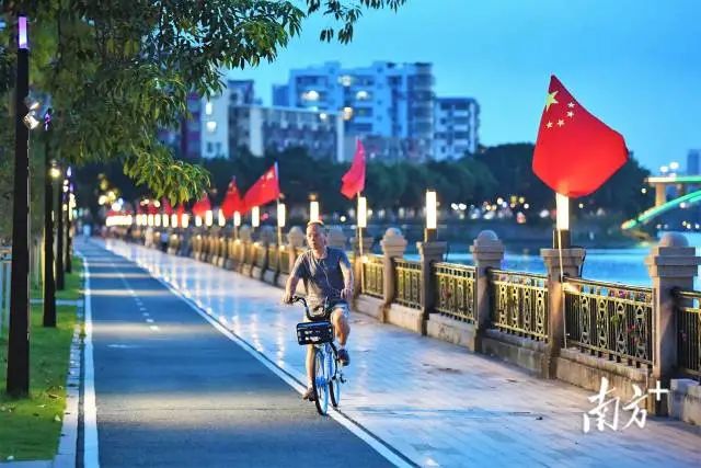 夜幕降临,蓬江河畔,釜山公园里红旗飘扬。 南方+ 杨兴乐 拍摄 图片