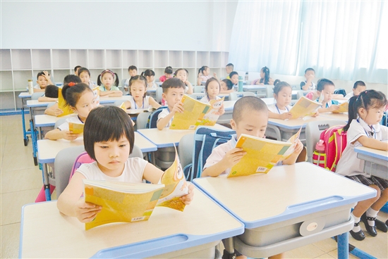 农林双朗小学的孩子们在崭新的教室里学习。娄丹摄