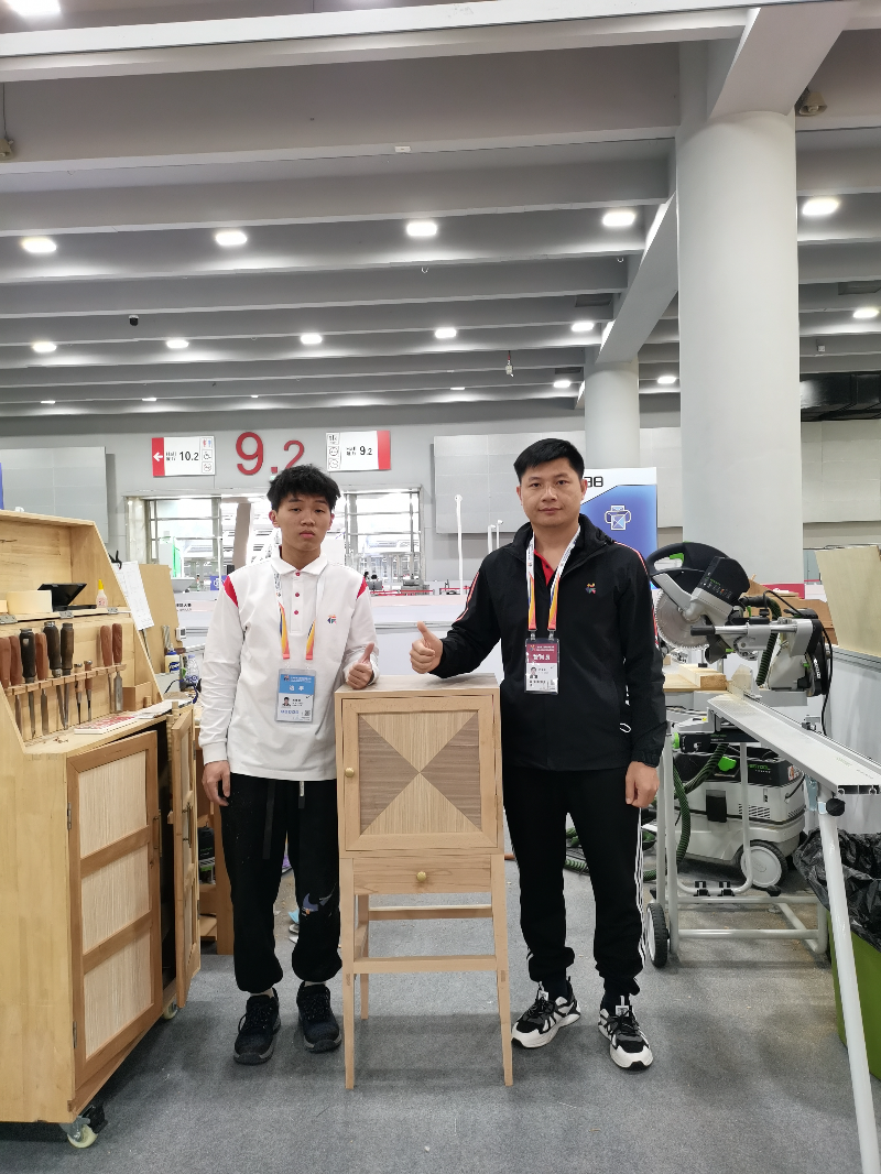 4、家具制作项目银牌获奖选手关得润与教练郑海锋.jpg