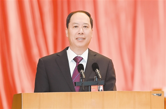陈岸明代表中国共产党江门市第十三届委员会向大会作报告。