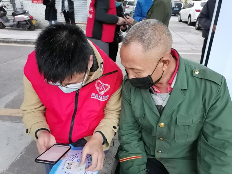 210117党旗高高飘扬在一线！市自然资源局党员志愿者下沉社区助力大规模核酸检测 (2).png