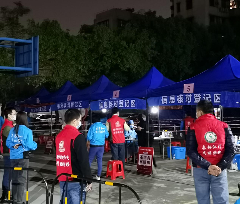 210117党旗高高飘扬在一线！市自然资源局党员志愿者下沉社区助力大规模核酸检测 (4).png