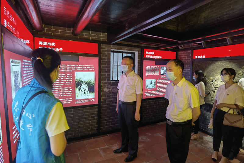 6月30日，为大力弘扬以爱国主义为核心的民族精神和以改革创新为核心的时代精神，市统计局组织全体党员到龚昌荣故居开展革命传统教育和红色教育活动。.jpg