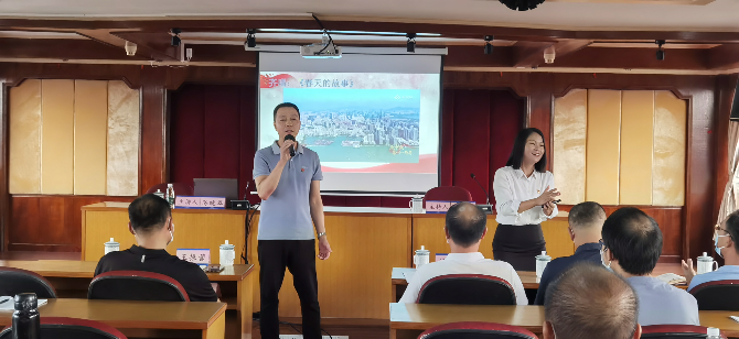 公路信息xh2022048-新会公路事务中心探索“音乐党课”新模式开展省第十三次党代会精神宣讲（图为与事务中心党员干部互动，共同演唱《广东这五年  真的不平凡》《春天的故事》等歌曲4）.jpg