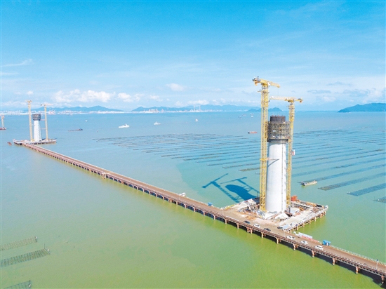 我市适度超前加强交通基础设施建设，今年上半年全市交通重点项目完成投资计划的116.6%。图为建设中的黄茅海大桥。