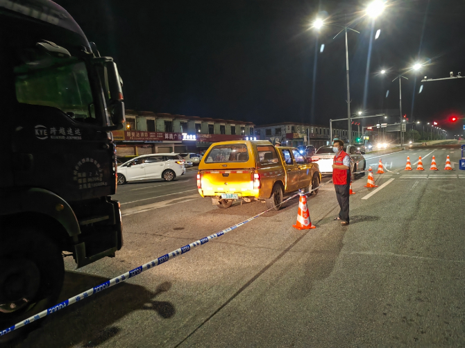 鹤山公路事务中心党总支副书记杜瑞东在人民南路竹蓢路口对面卡点值守，对过往司乘人员进行核查和引导.jpg