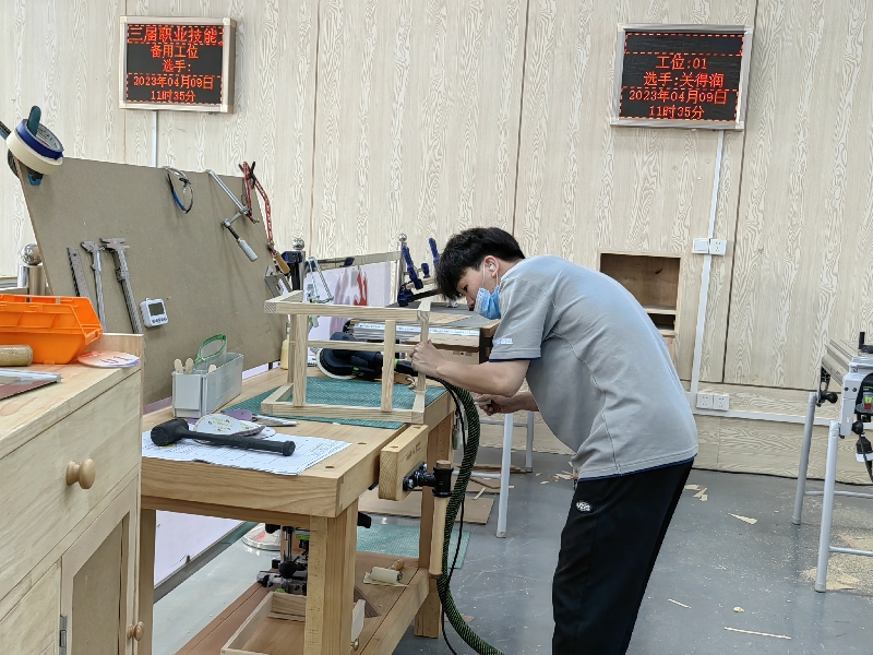 2.江门市新会技师学院关得润在家具制作项目中获得银牌，入选世界技能大赛省集训队.jpg