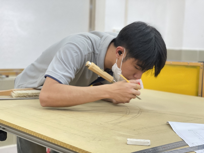 3.江门市新会技师学院谭键泉在精细木工项目中获得铜牌，入选世界技能大赛省集训队.jpg