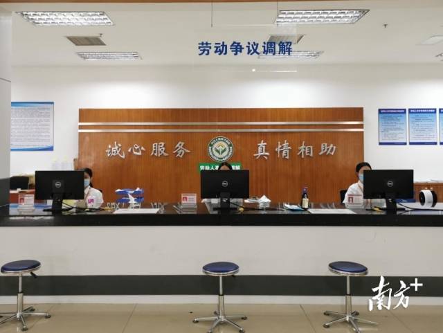 新会区调解中心工作和内部环境照片。