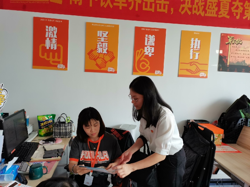 市人社局党员向新业者宣传社?；鸱雌壅┲?jpg