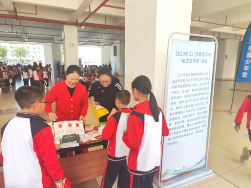 市教育局局长梁凤琼在新会东区学校进行宪法宣传，和学生一起玩宪法知识闯关游戏.jpg