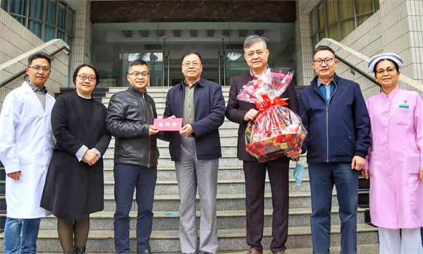 图3：刘学文、张灵同志到市五邑中医院进行新春慰问.jpg