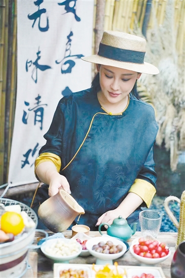 付曼伶和家人以茶馆为家，隐居于山林之间。