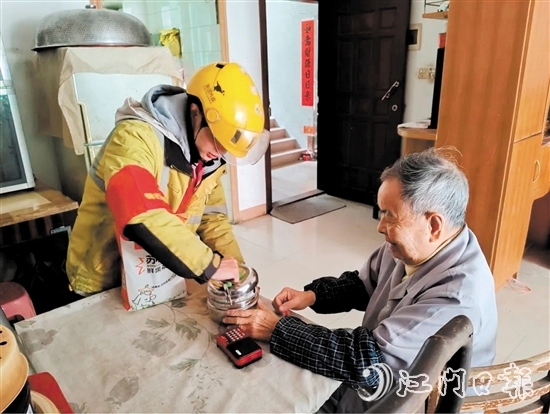 外卖骑手为长者送餐。
