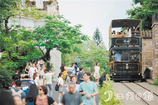 深中通道开通后，前来江门开平游玩的旅游团和游客逐渐增多，“大桥经济”对江门开平文旅发展的利好开始显现。