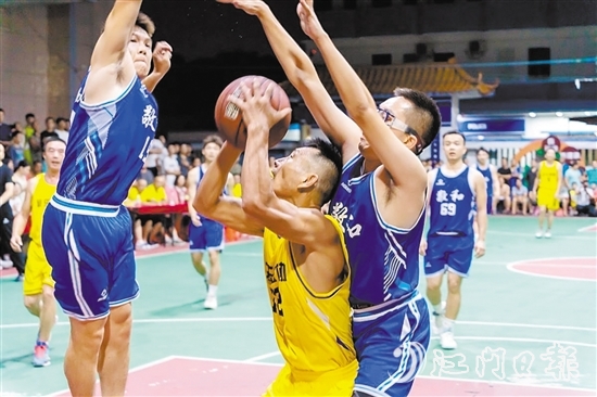 平均年龄40岁的“篮协U40”球员在赛场上奋力拼搏。