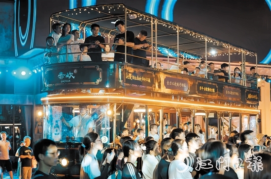 随着深中通道通车，赤坎华侨古镇进入了发展新阶段，吸引了许多游客慕名而来。
