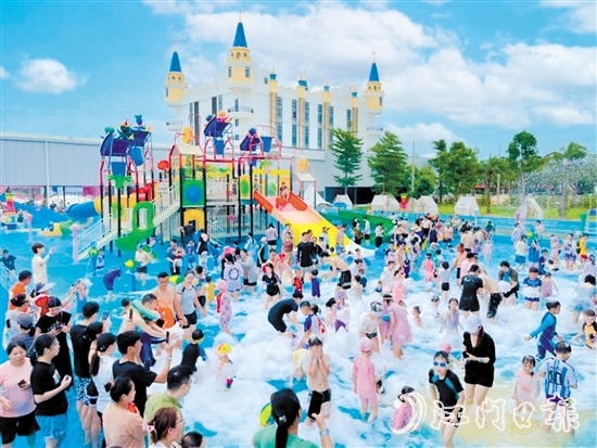 进入暑假，巴贝高水上乐园迎来大批游客。