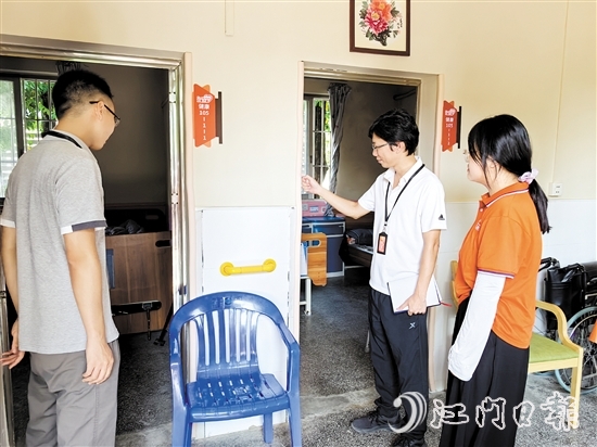 新会区纪检监察干部到养老机构开展专项监督“回头看”，了解发现问题整改情况。