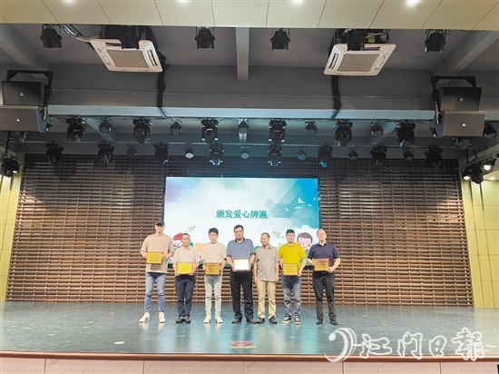 爱心人士获颁爱心牌匾。