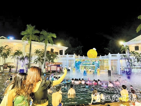 古兜温泉旅游度假区推出赏月水上舞台音乐晚会，吸引众多游客前来游玩。