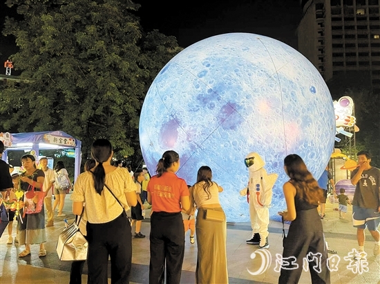 “超级月亮”让新会市民游客的中秋假期充满乐趣。