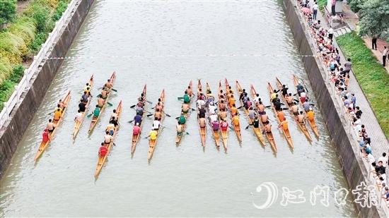中秋假期，外海街道开展五人艇争霸赛训练赛，吸引群众驻足观赛。刘琼