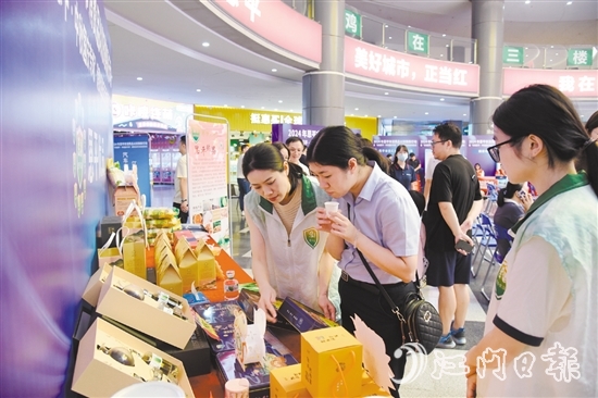 启动仪式现场，“恩平优品”展区吸引不少市民驻足。