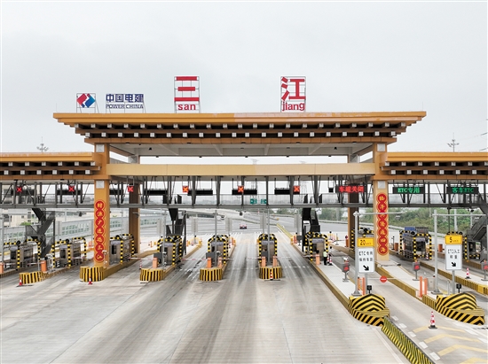 直连深中通道的中开高速在新会区内有6个出入口，图为三江镇出入口。