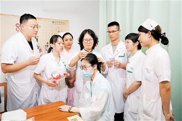 图1：“简便验廉”的中医药服务，受到百姓欢迎.jpg