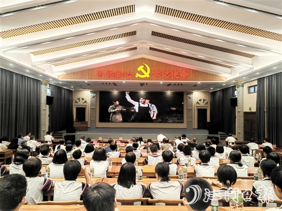 台山党员干部、师生、群众及各界代表等超过100人共同观看话剧《林基路》。