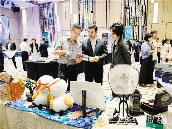 开平文旅资源、非遗文创产品和“1+8开平优品”特色农产品亮相此次文化交流和推广活动，展示开平农文旅发展成果，吸引众多国外嘉宾的关注。