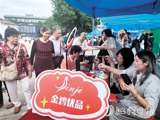 活动现场吸引不少游客围观。