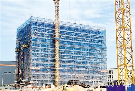 鹤山市活用信用承诺制，压减项目审批流程，助力重大项目落地建设跑出“加速度”。图为总投资40亿元的福建友谊新材料项目，从评审过会到落地开工仅用时3个月。