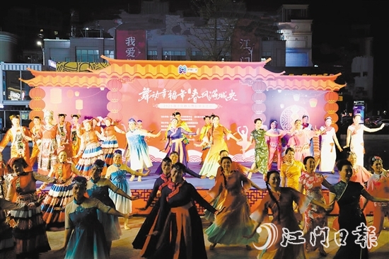 群众舞蹈队伍轮番登场，带来民族舞、古典舞、秧歌等节目，表演精彩纷呈。