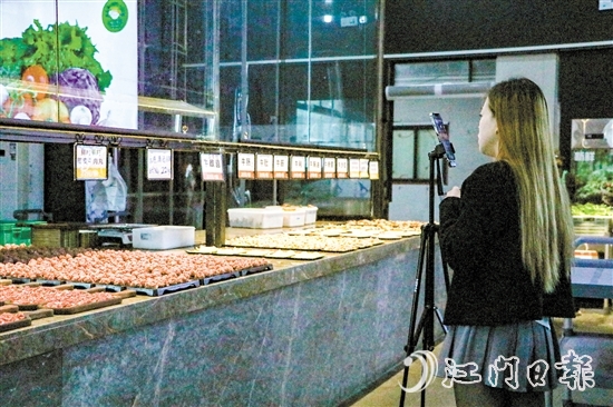 近年来，北达村延伸五洞牛肉街的发展链条，为村集体经济发展注入活力。图为餐厅员工进行直播营销活动。