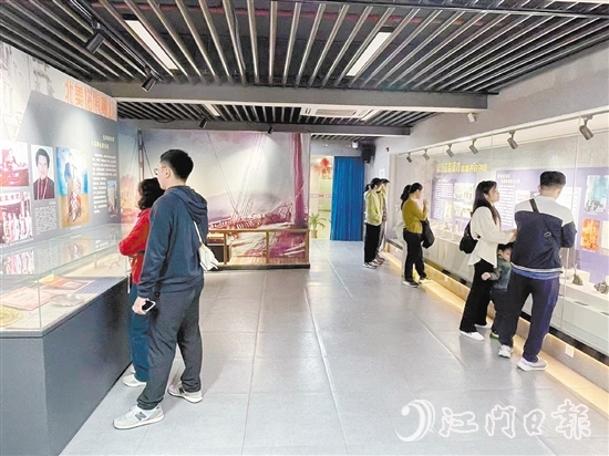 爱国侨领余铨针生平事迹展吸引不少市民、游客前来观展。