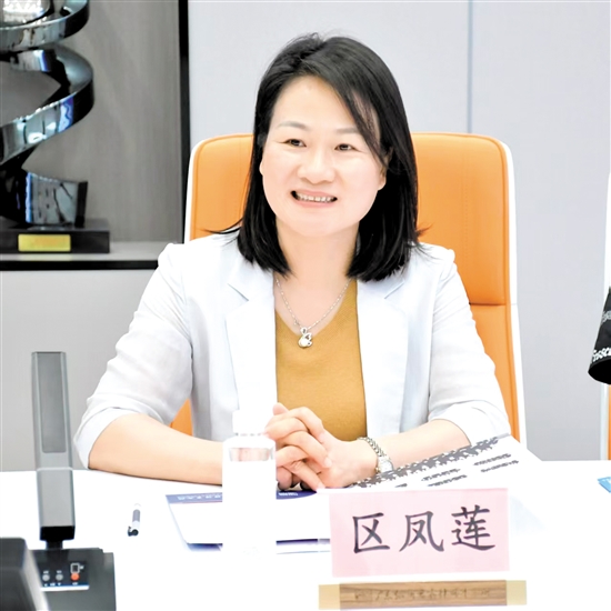 区凤莲。