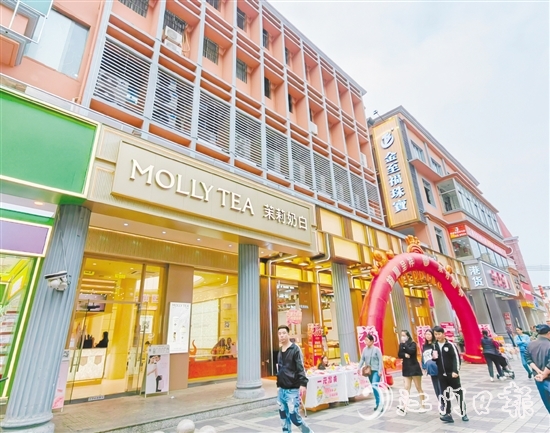 潮流品牌纷纷入驻银信广场，形成“老建筑+新业态”的格局，为商业体注入了全新活力。