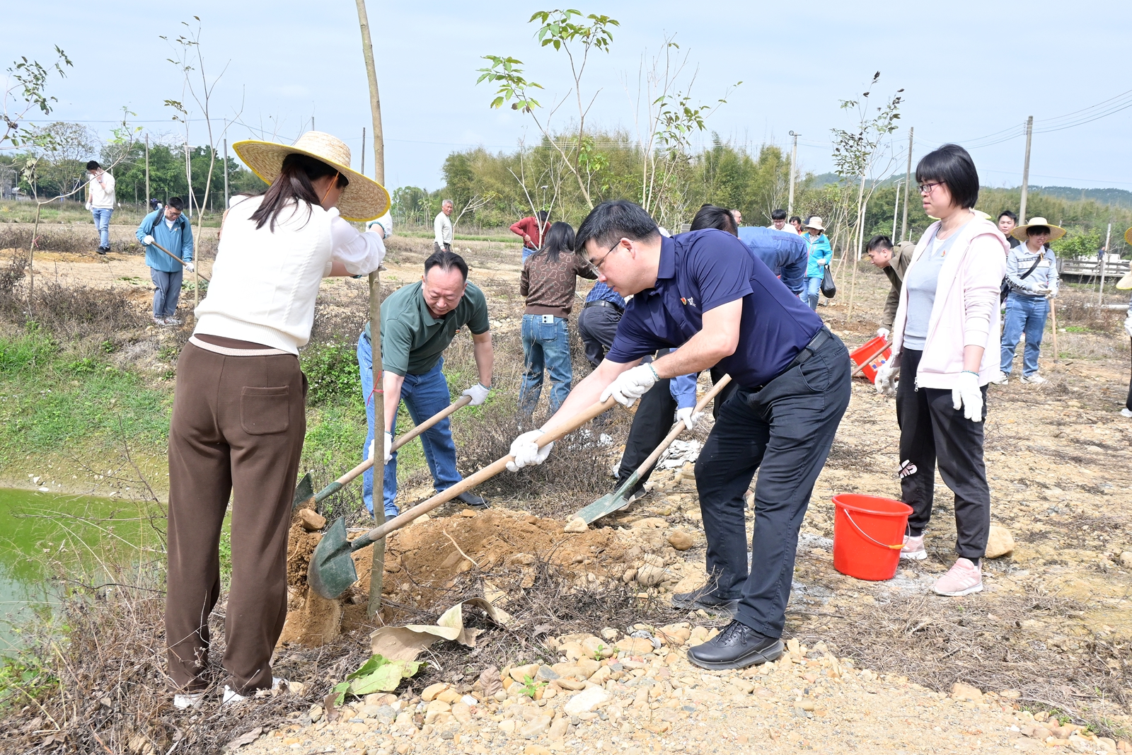 市建管中心开展“传承红色基因 淬炼党性修养”“爱绿植绿护绿兴绿”主题党日活动，助力推进绿美江门生态建设